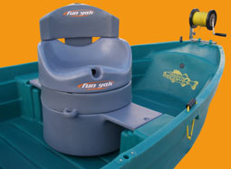 banc vivier avec rehausse et dossier monté sur l'avant d'une barque de pêche FUN YAK 350